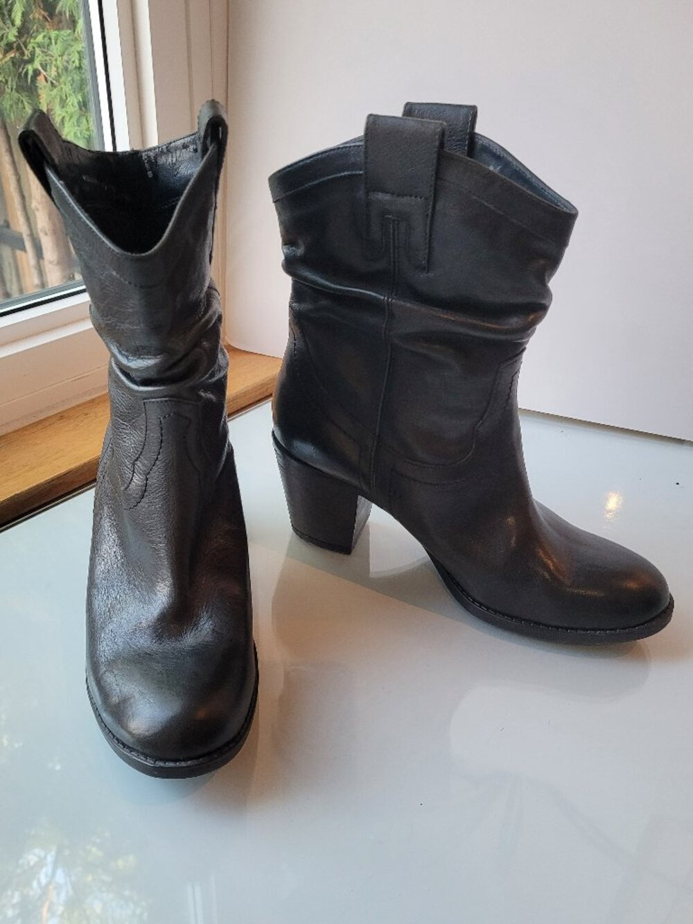 Clarks Western Style Black Leather Bootie 7D Wide